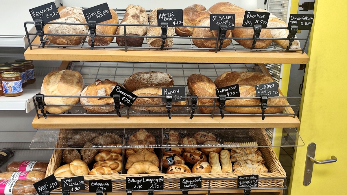 Frisches Brot und Backwaren im Regal