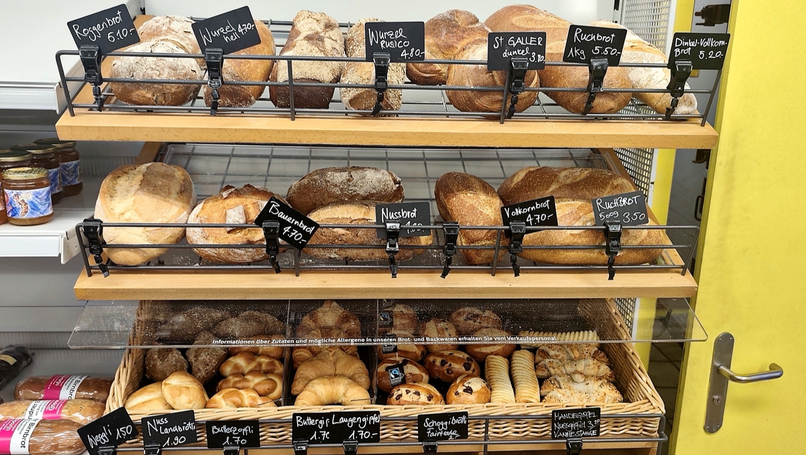 Frisches Brot und Backwaren im Regal