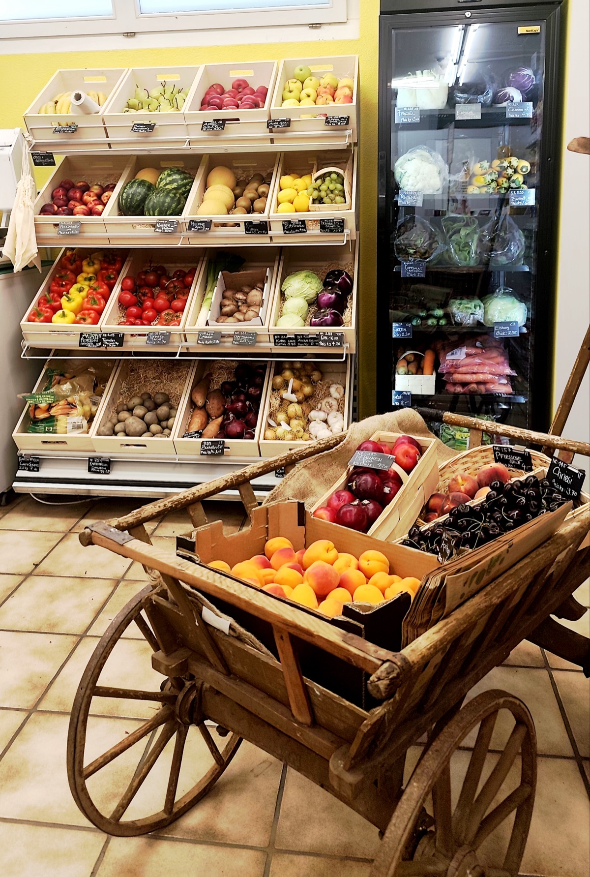 Regionales Obst und Gemüse in der Auslage