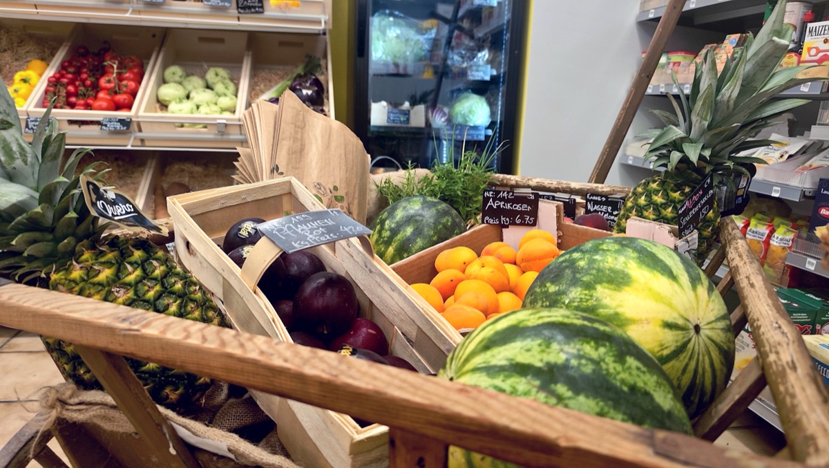 Frisches Obst auf dem Holzwagen im Laden